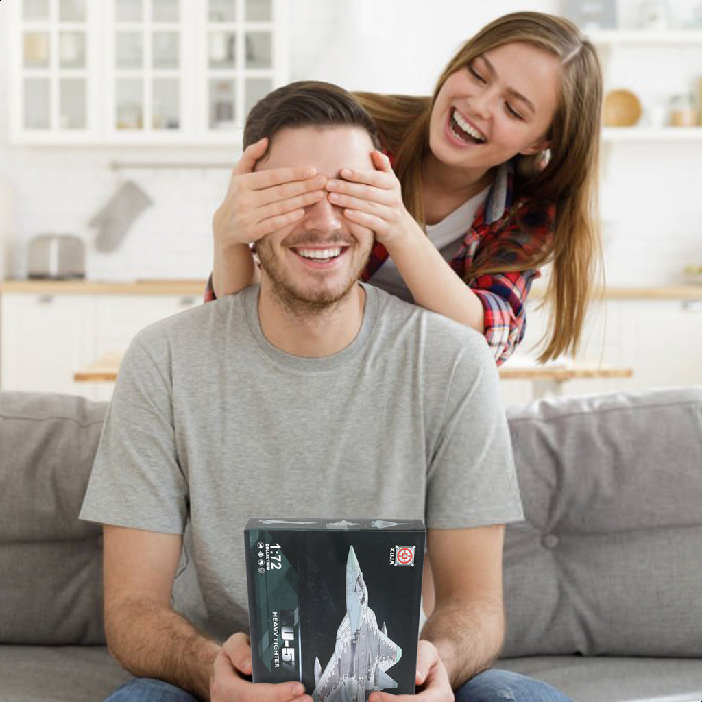 1/72 SU-57 Felon Fighter Jet Quick Build Model Kit, Snap-Fit Stealth Military Aircraft with Display Stand (31 Pieces)