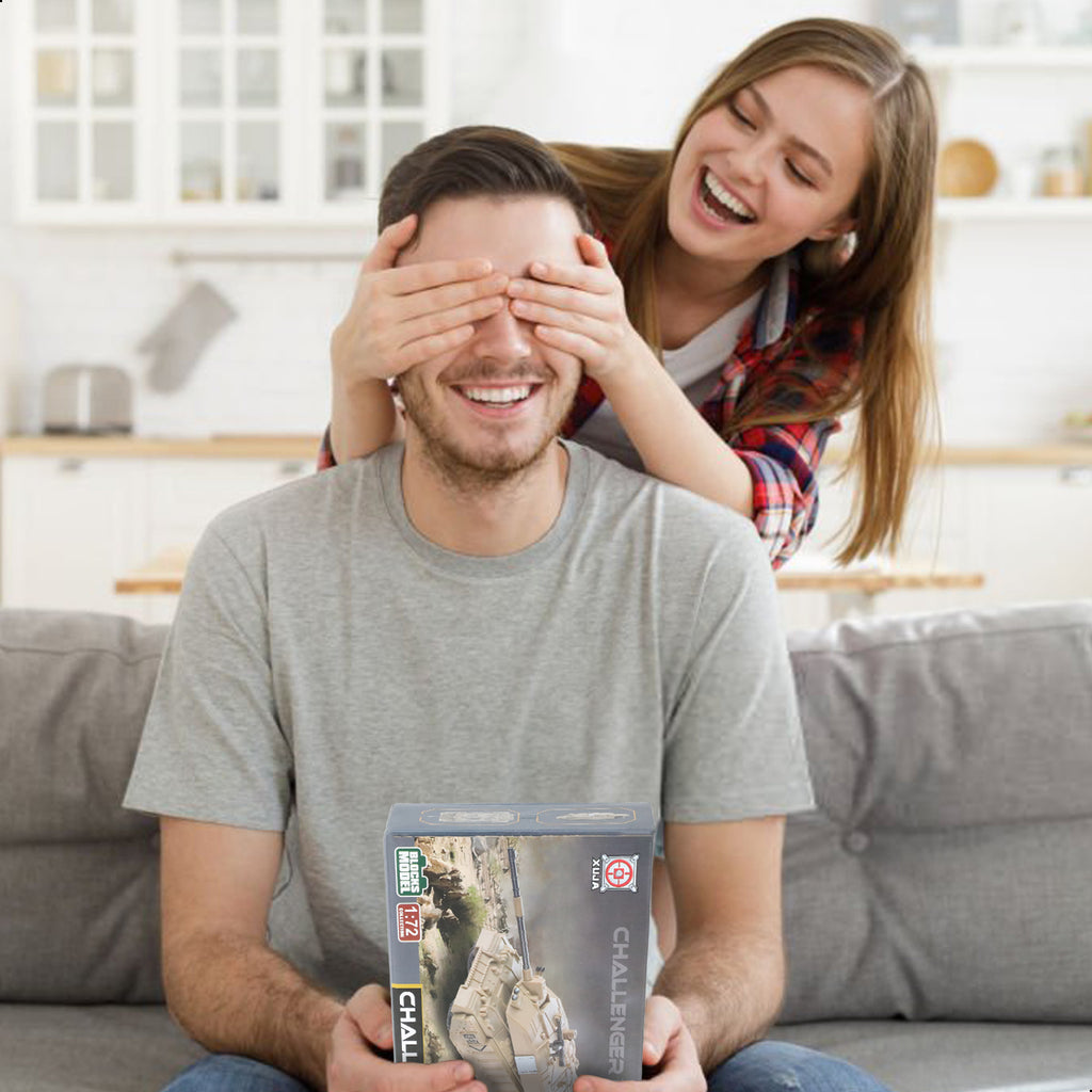 1/72 Challenger 2 Main Battle Tank Quick Build Model Kit, Snap-Together British Army Armored Vehicle (10 Pieces)