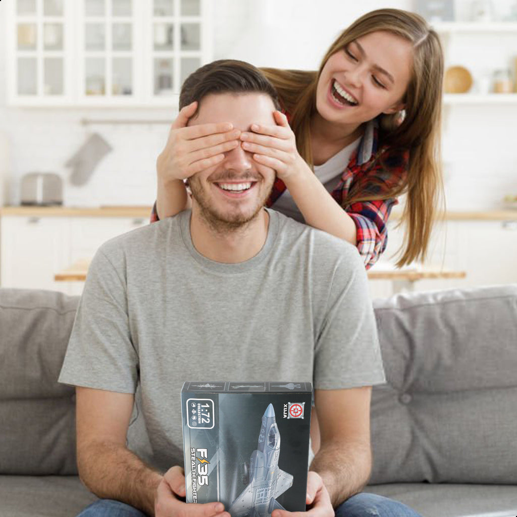 1/72 F-35 Fighter Jet Quick Build Model Kit, Snap-Together Military Aircraft with Display Stand (27 Pieces)