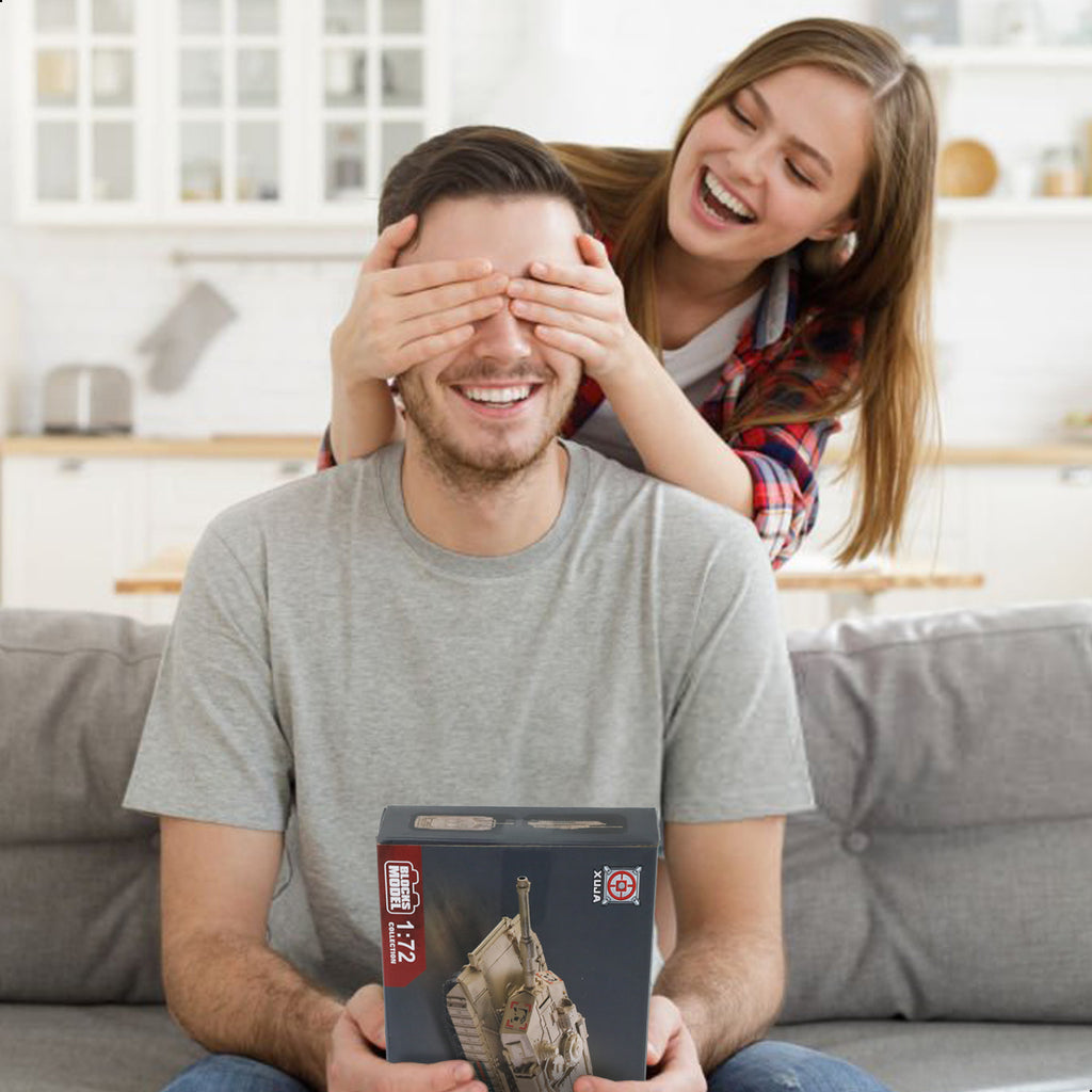 1/72 M1A2 Abrams Main Battle Tank Quick Build Model Kit, Snap-Together US Army Armored Vehicle (9 Pieces)