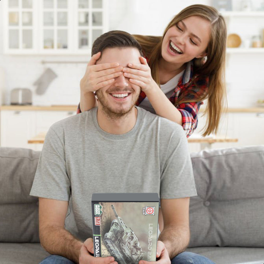 1/72 Leopard 2A7 Main Battle Tank Quick Build Model Kit, Snap-Together German Army Armored Vehicle (14 Pieces)